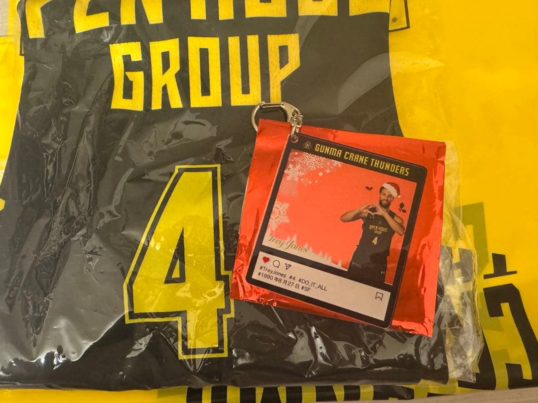 群馬クレインサンダーズ 4 トレイジョーンズ ユニフォーム　クリスマスアクキー