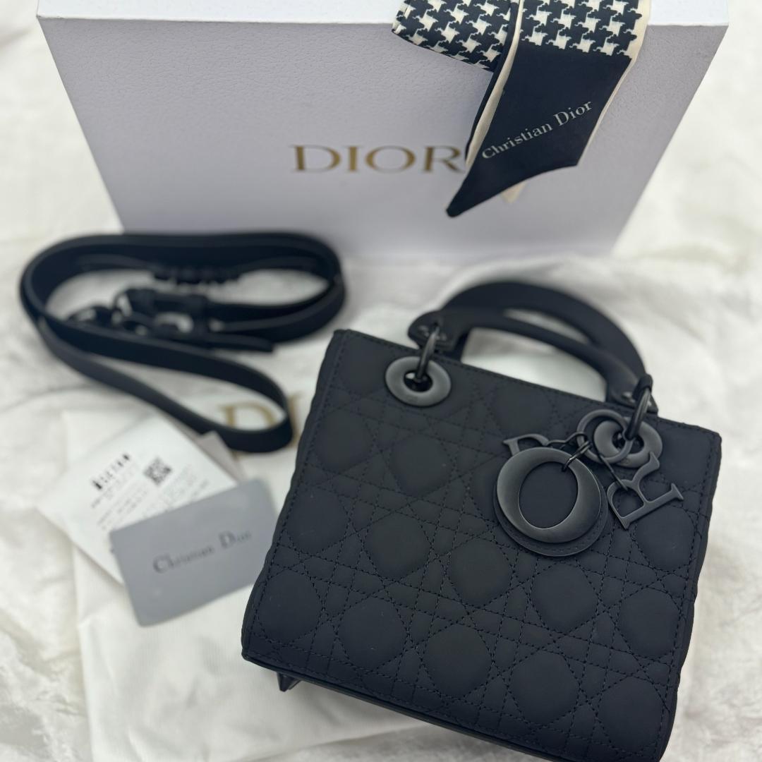 マットブラックハンドバッグです