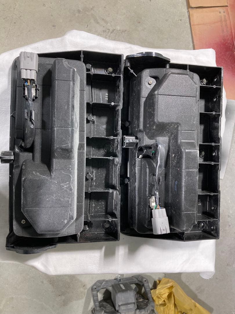 小糸テールランプ　LEDテールランプ日野純正