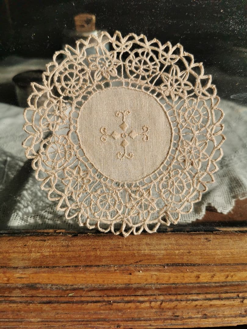 アンティーク イタリア レティシアレース刺繍 花のニードルワーク リネンドイリー