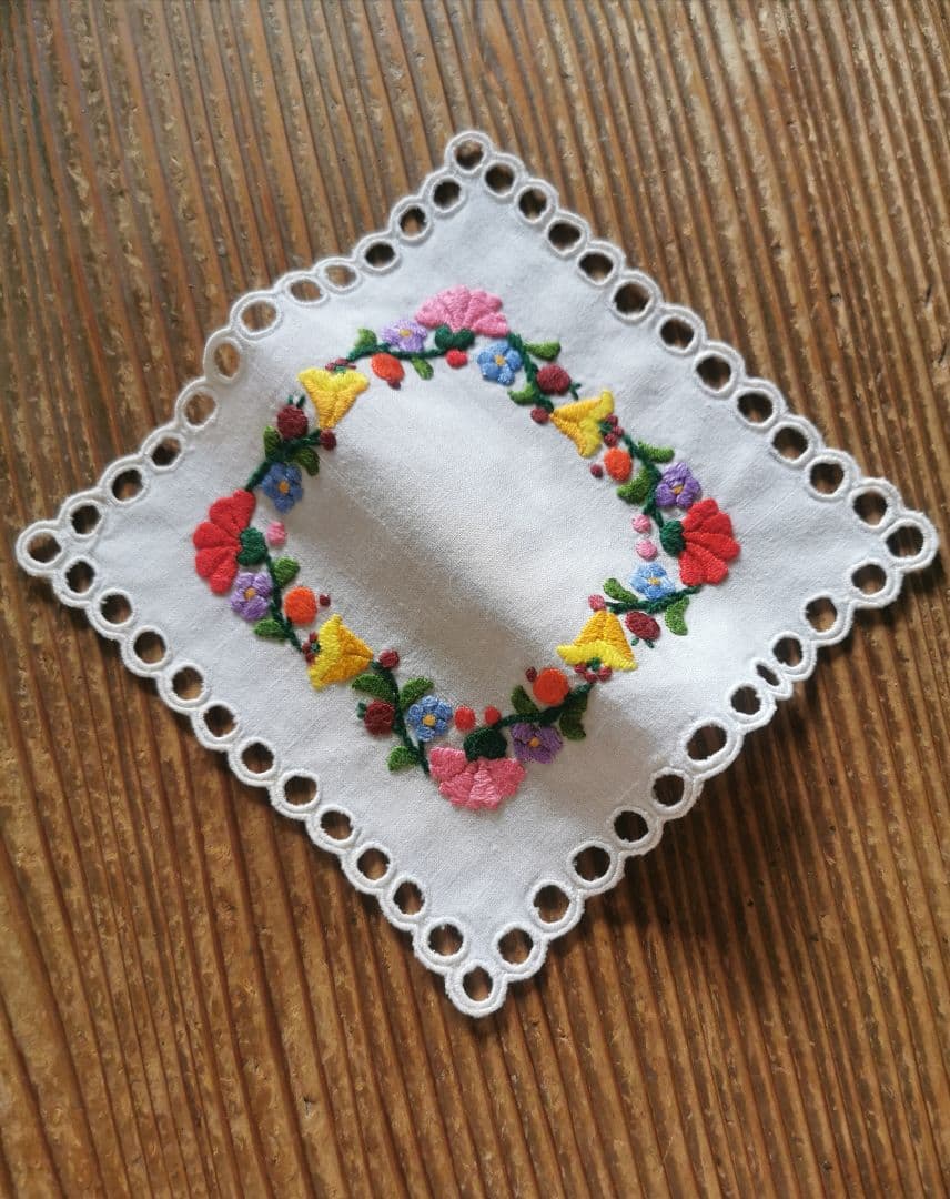 アンティークハンガリー/ カロチャ刺繍 アイレットスカラップドイリー