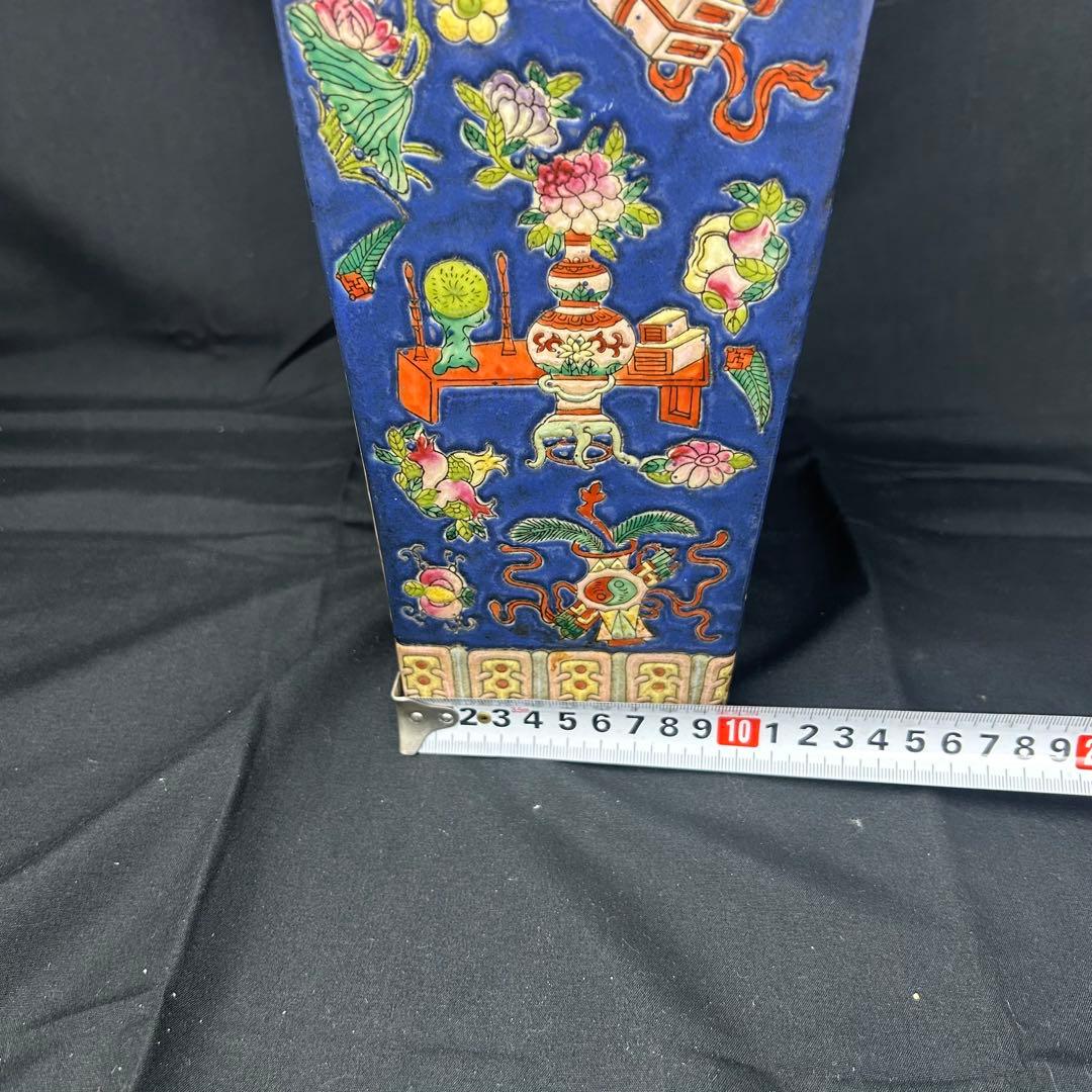 中国古美術　花瓶　多彩な装飾の陶器製花瓶