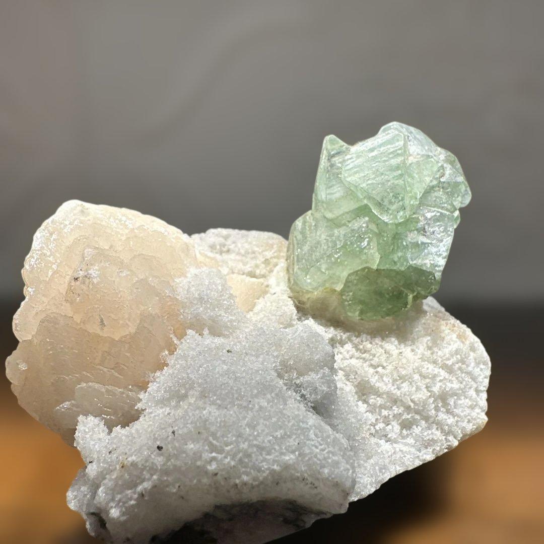 希少！グリーンアポフィライト＋スティルバイト＋クォーツ母岩付