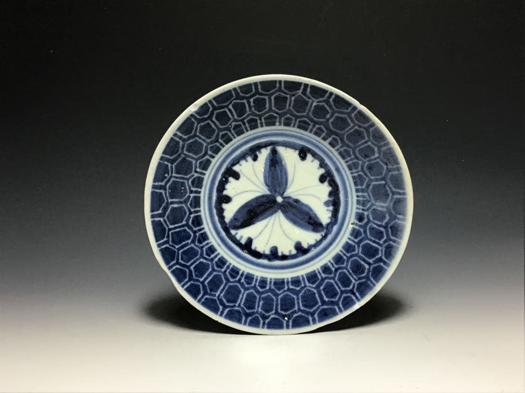 「初期伊万里」銀杏亀甲文小皿