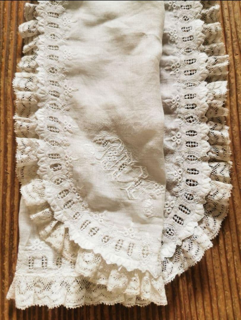 アンティーク 奇跡の極細糸刺繍 極小盛上げスカラップ 美しいウェディングハンカチ