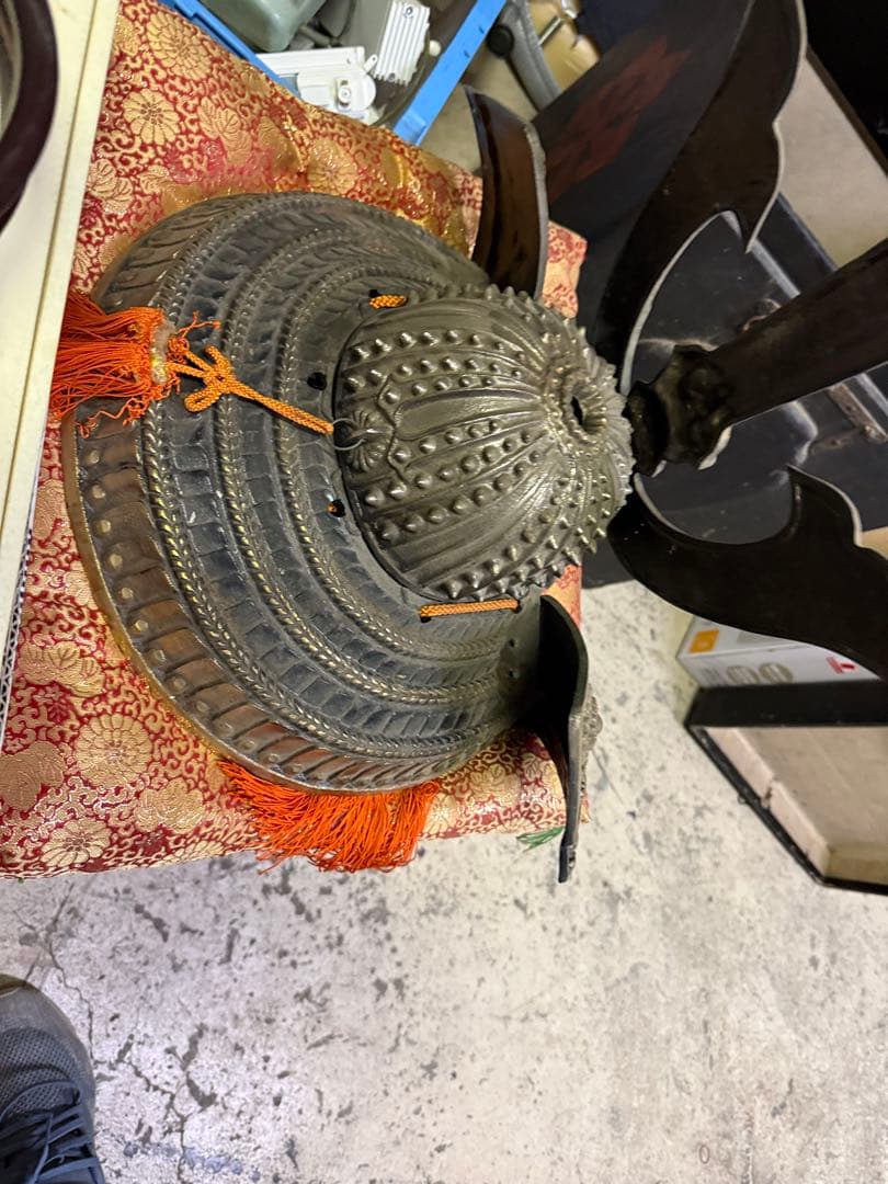 武士の兜　金色装飾の兜 菊花紋章入り　日本国皇室顎紐付き　赤いクッション付き