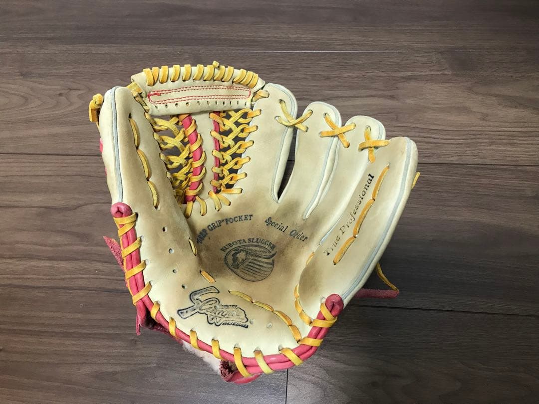 軟式用グローブ（久保田スラッガー、鳥谷モデル、内野手用、トレンチ×レッド）