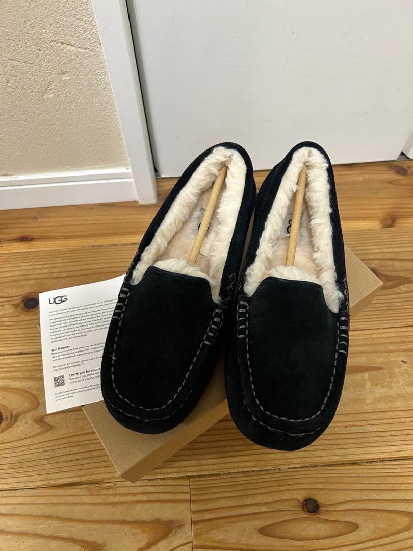 UGG Ansley ブラック モカシン