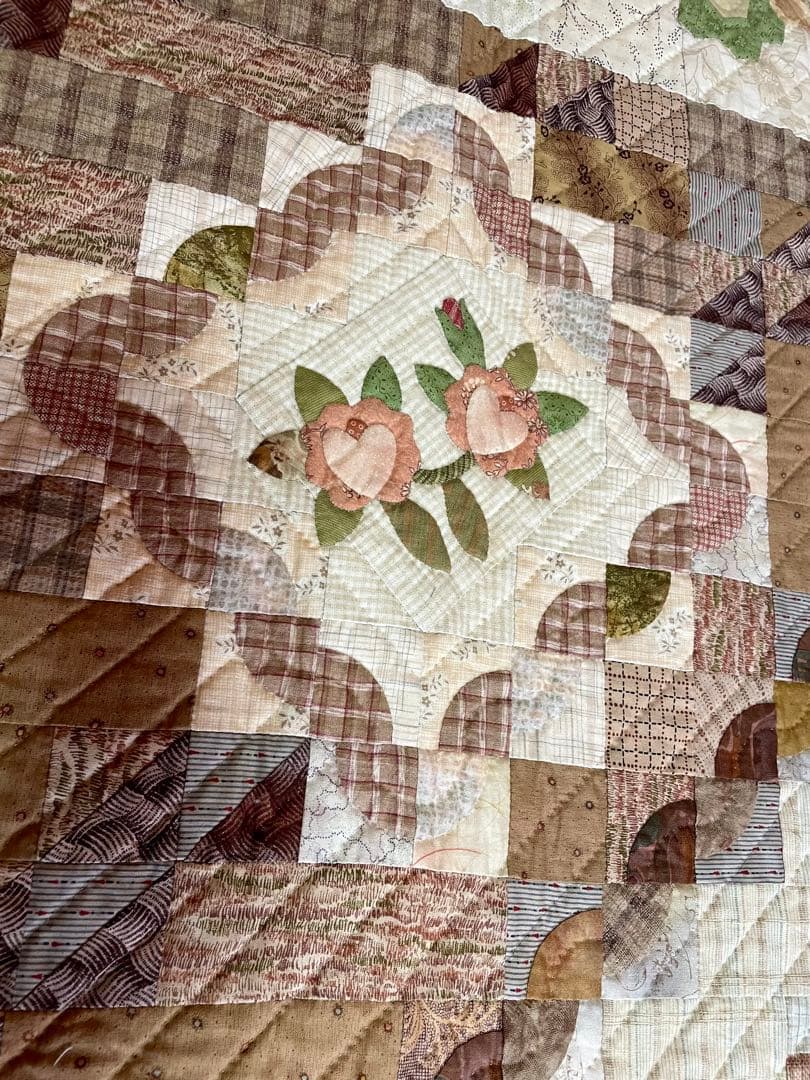 パッチワークキルト　タペストリー　ベッドカバーサイズ