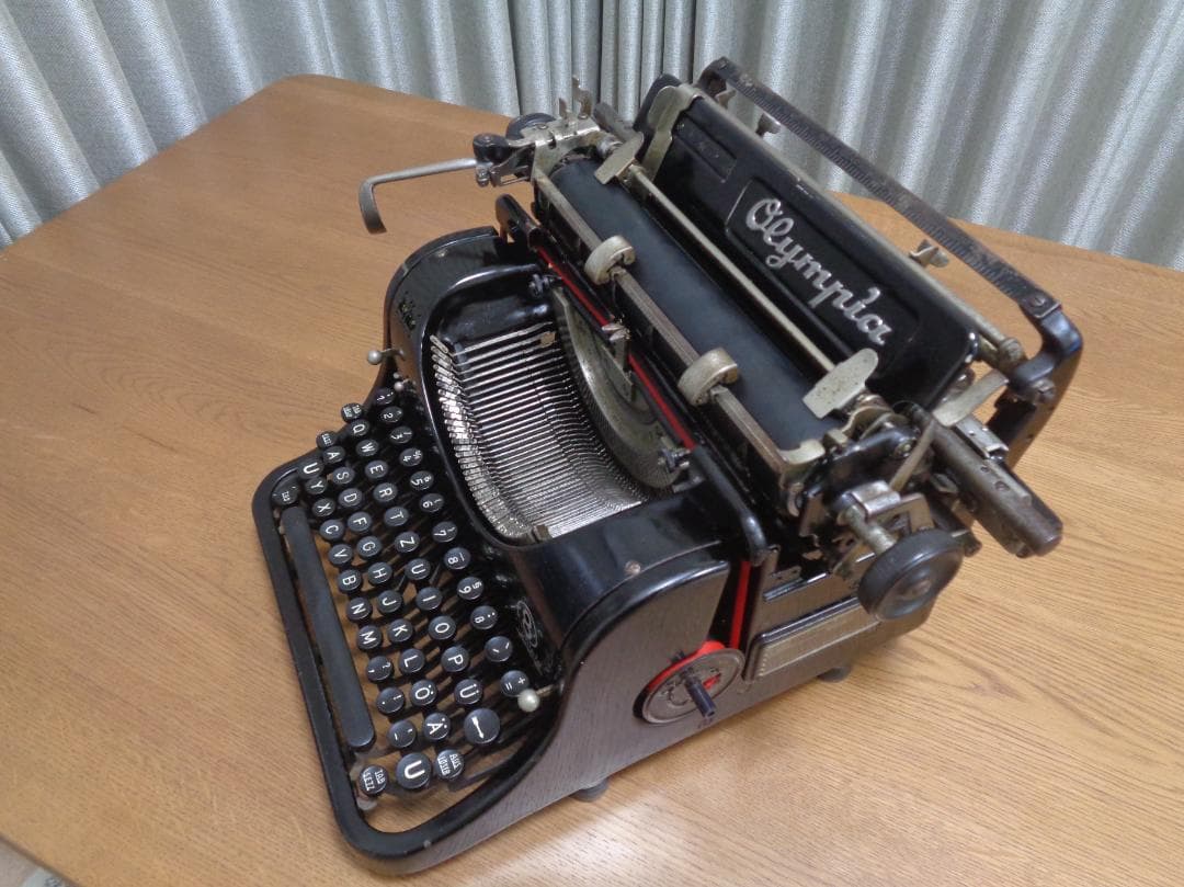 実働品　Olympia8 オリンピアタイプライター QWERTYZ配列ドイツ仕様