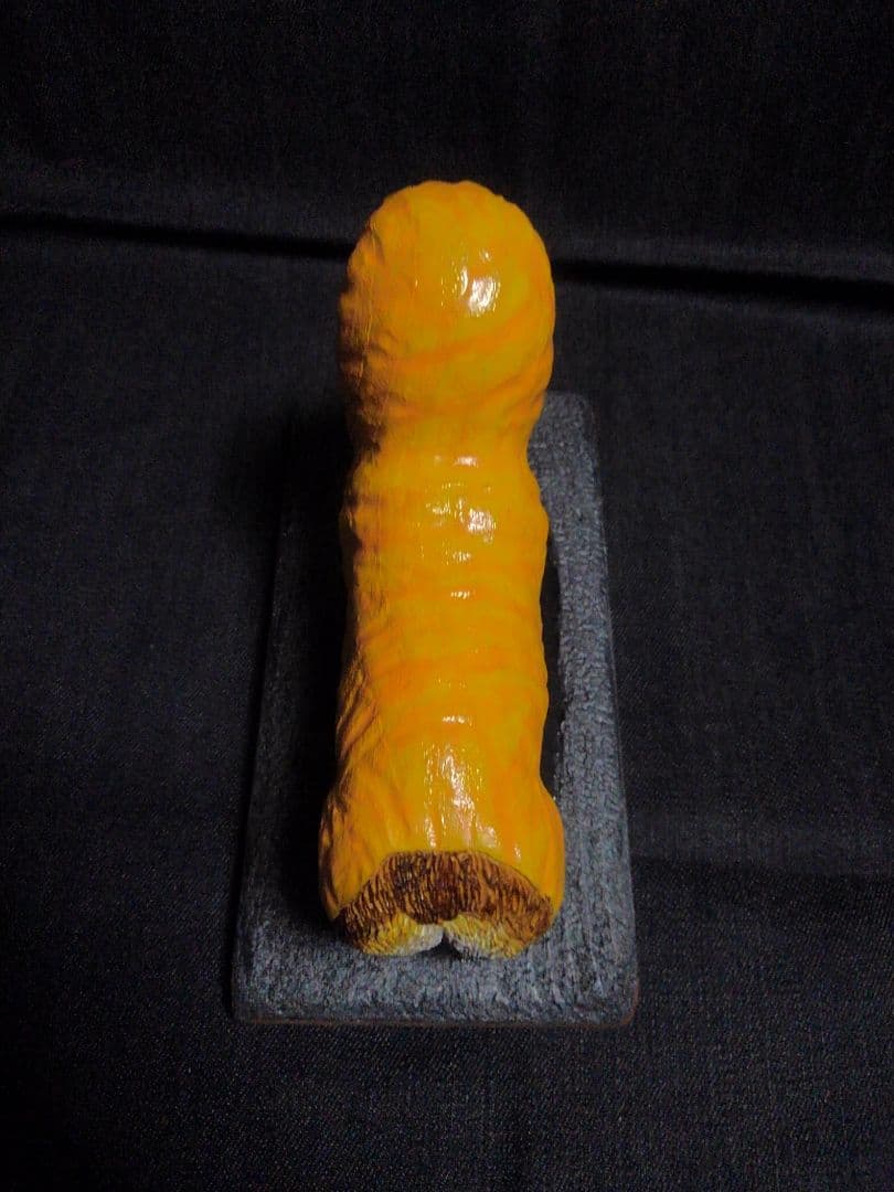 木彫りのコーギー 雨の散歩