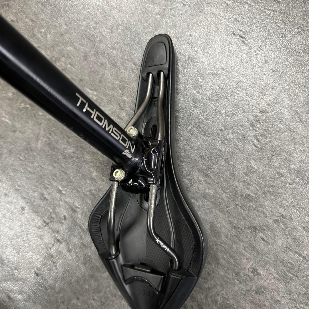 THOMSON Elite シートポストとfizik arione:R3サドル