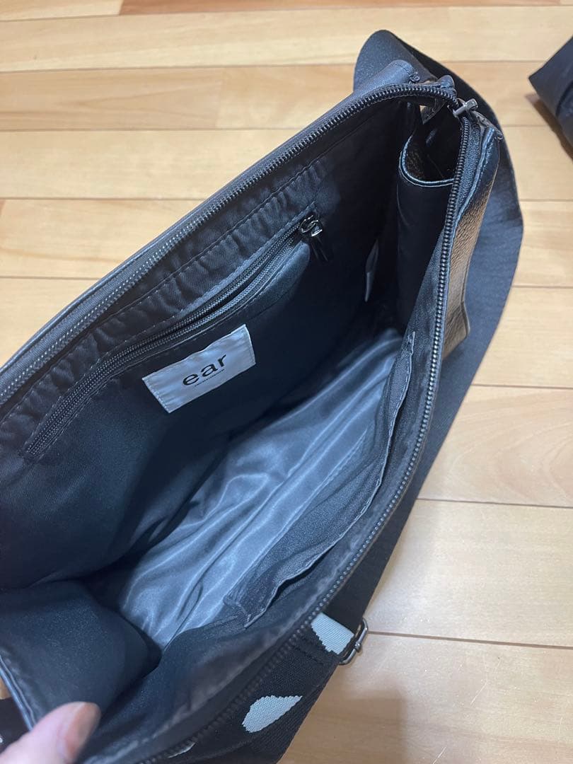 黒 レザー ショルダーバッグ ドット柄