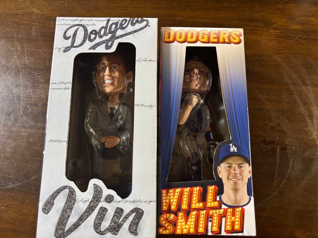 ドジャース ビンスカリーボブルヘッドと非売品缶バッジ