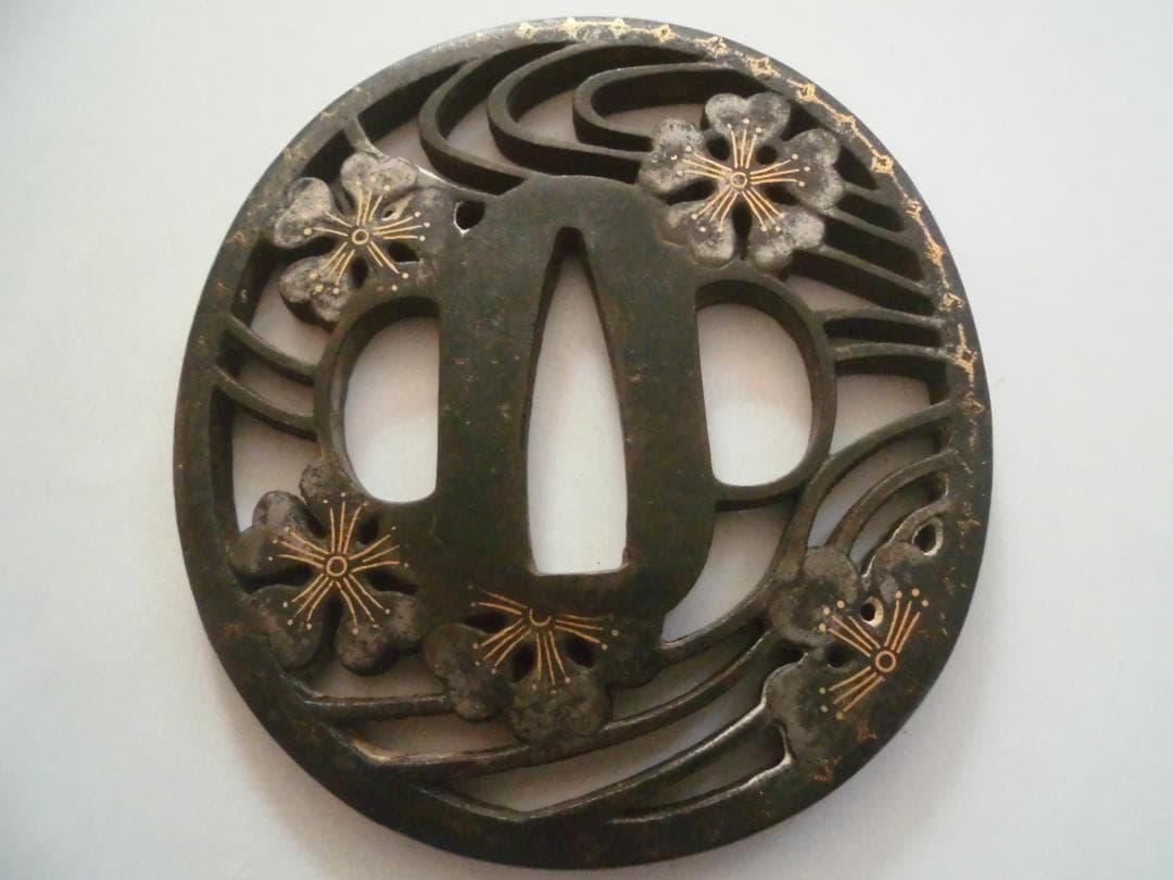 波模様 桜花象嵌装飾 鍔(つば)