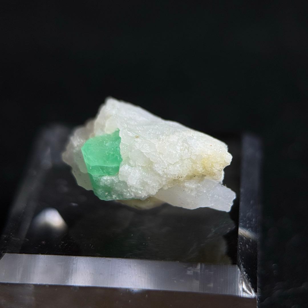 エメラルド カルサイト 共生石14.7ct インド産 鉱物標本 原石 置物