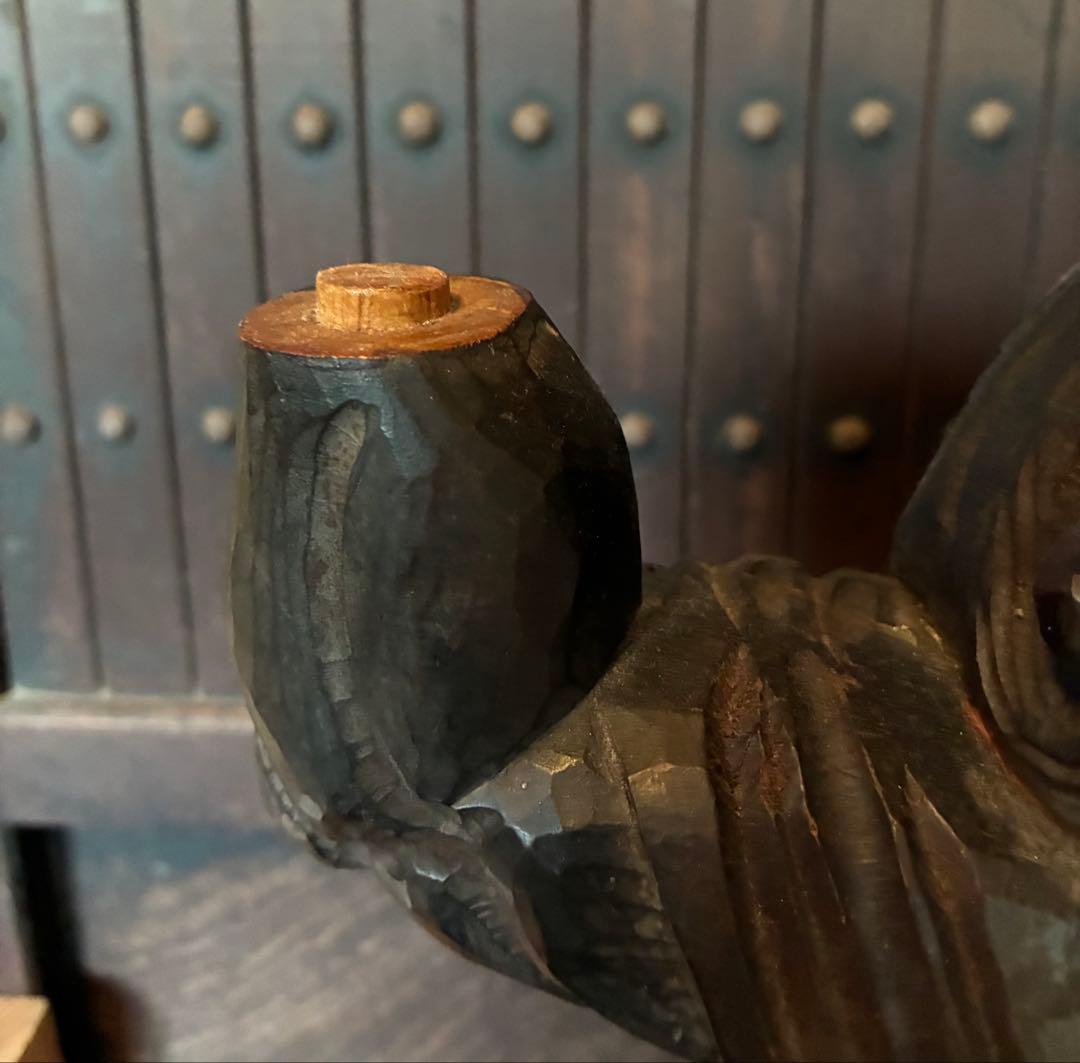 漆黒の鬼の軸受け　黒漆が塗布された鬼 掛け軸　ノミでザクザク彫られた鬼