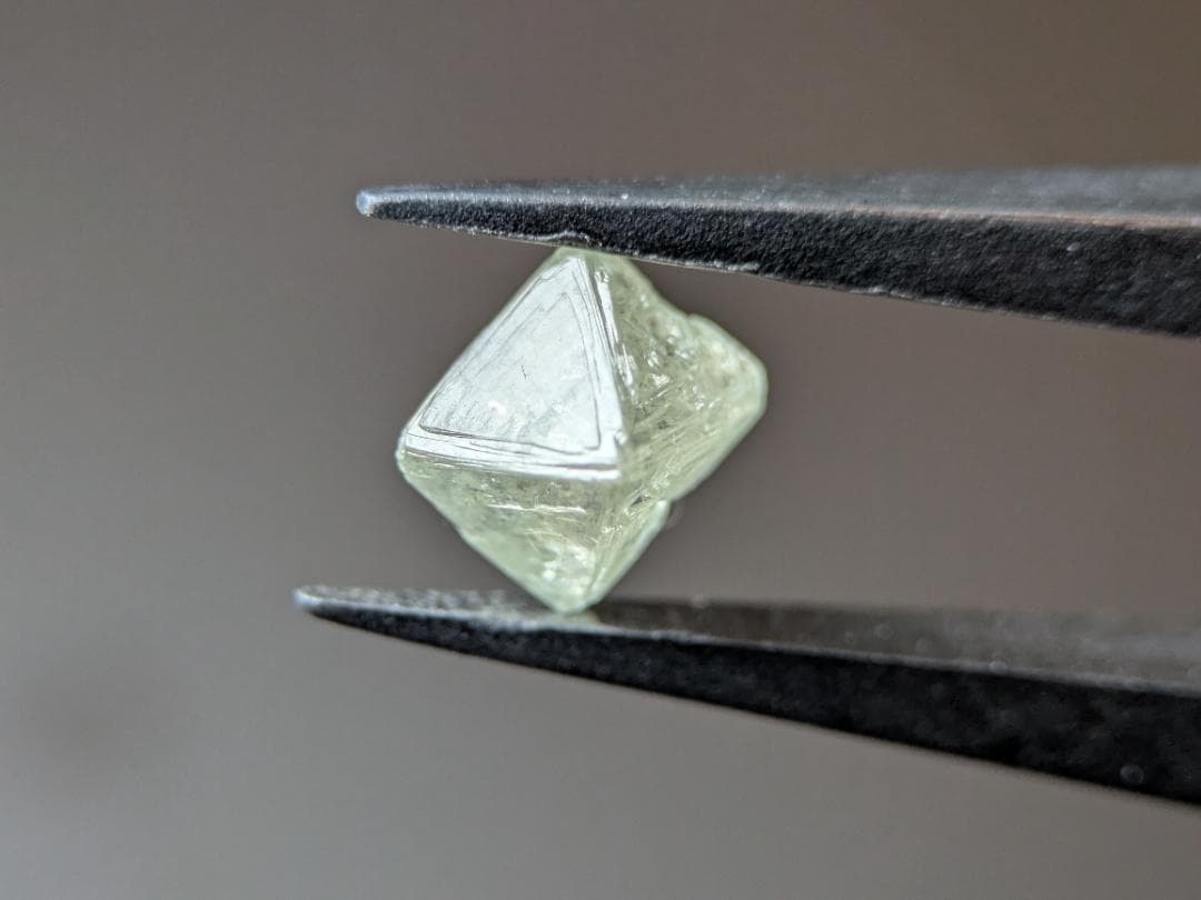 天然ダイヤモンド　八面体（トライゴン・蛍光アリ）　1.830カラット