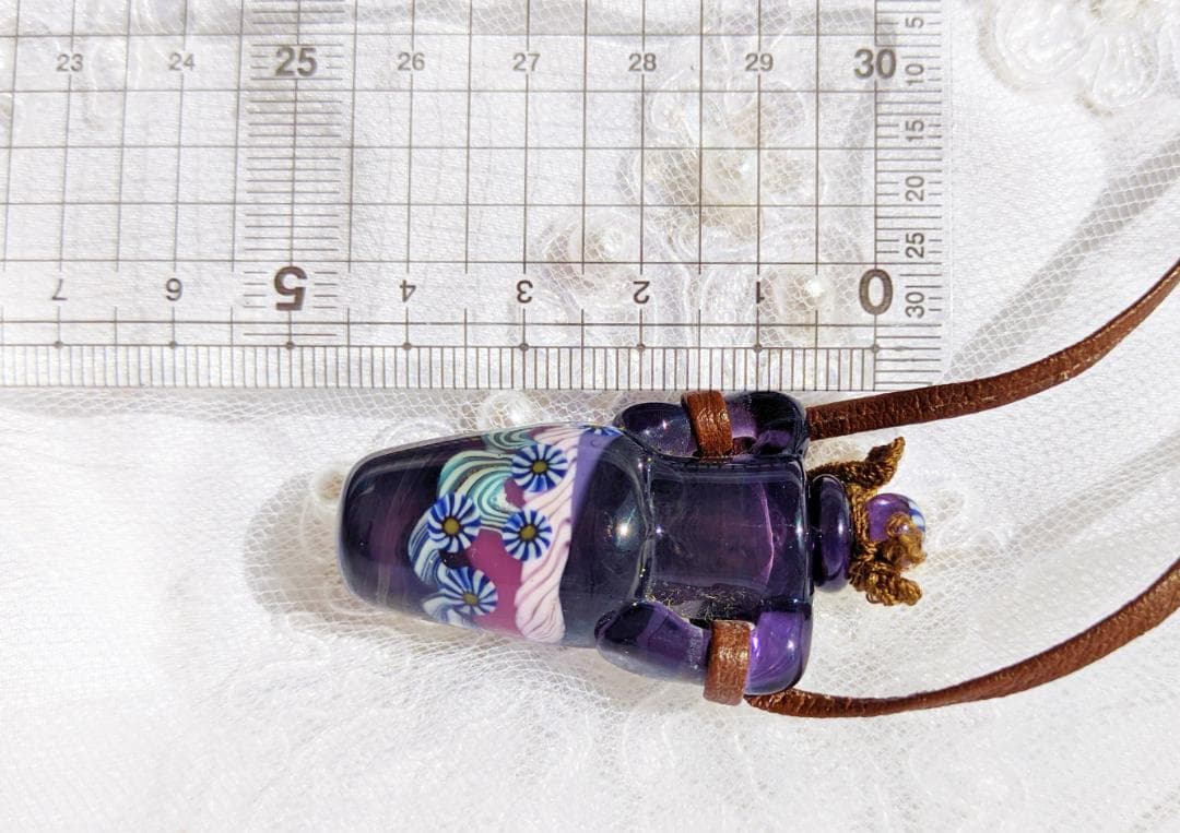 吉田正子トンボ玉（貳拾捌）　「瓶型」皮ひもネックレス　ガラス玉に込めた日本画