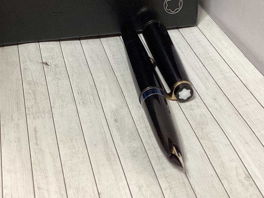 美品モンブランMontblanc 万年筆 黒 金色装飾本物