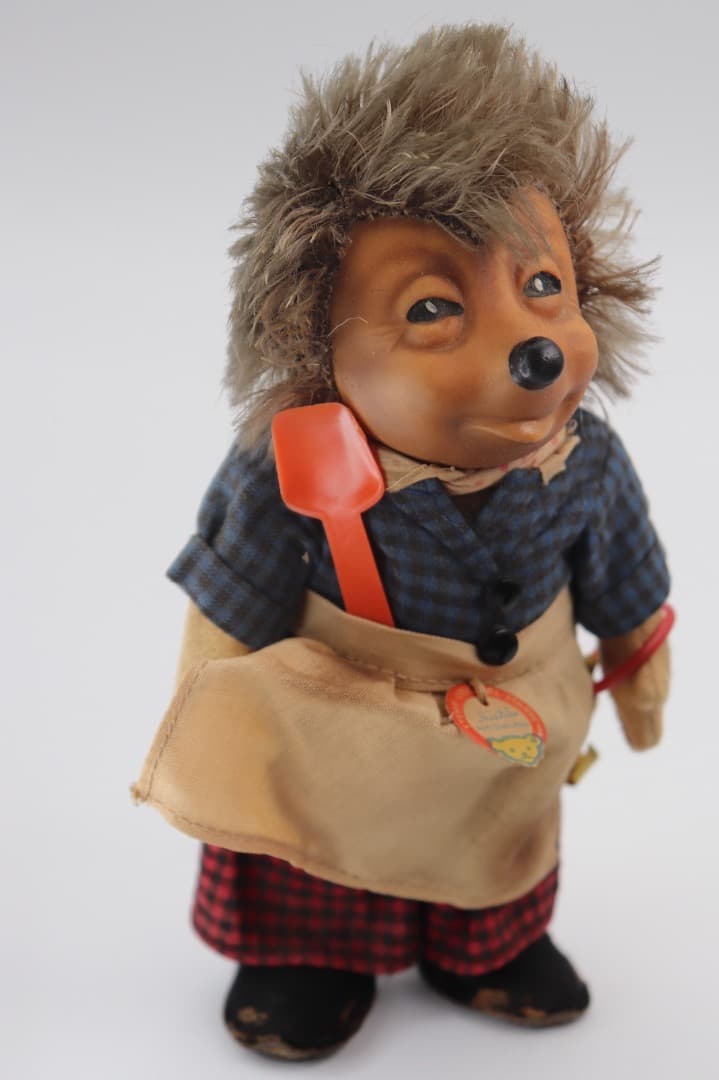 STEIFF \"Micki\" ハリネズミ女の子のキャラクター人形17cm