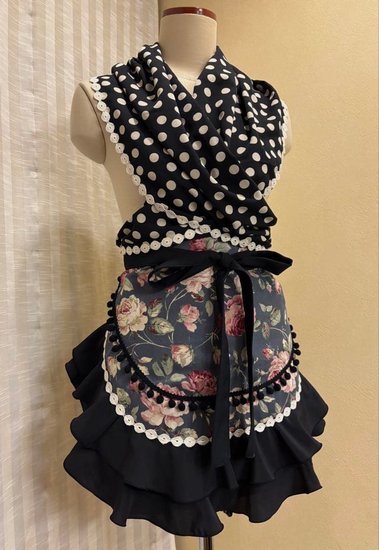 エプロン　ショート　グレーピンクバラ柄　黒フリル　黒ポンポン　生成水玉レース