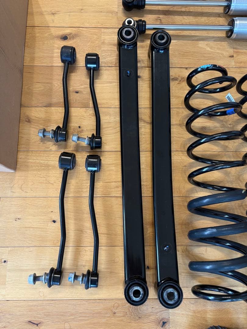 ゆっぴーラングラーJL2.0右　モパー純正2インチリフトアップキットFOX