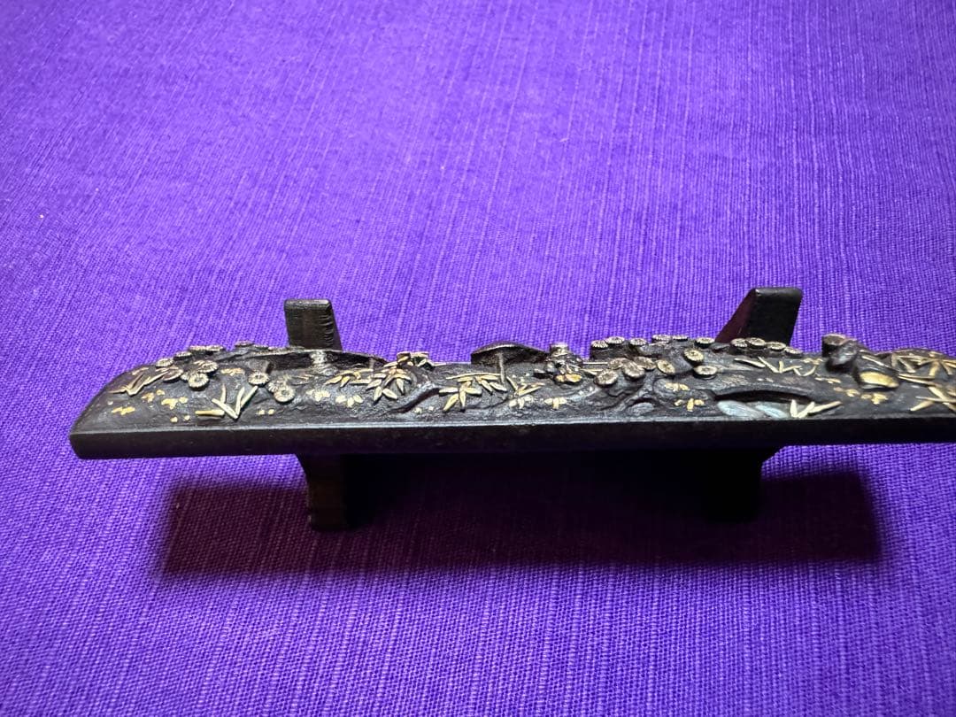 不世出の逸品　三顧礼図　無銘鉄元堂派　小柄　鉄地容彫金銀銅色絵象嵌（目貫笄鍔鐔拵