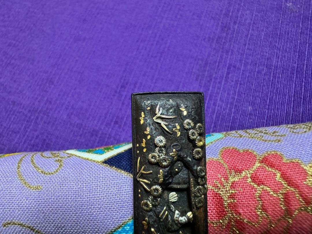 不世出の逸品　三顧礼図　無銘鉄元堂派　小柄　鉄地容彫金銀銅色絵象嵌（目貫笄鍔鐔拵