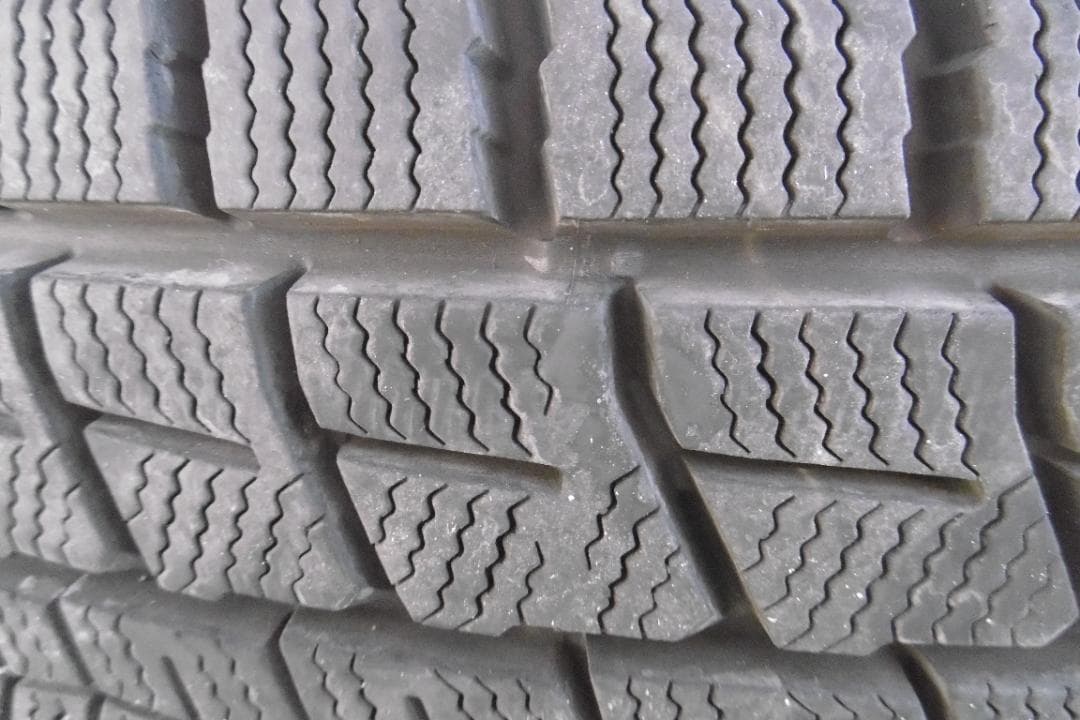 スタッドレスタイヤ　送料込 ４本セット エクストレイル等