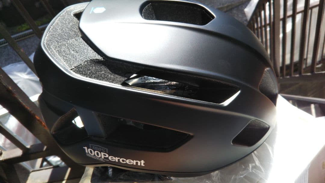 新品未使用 100% Altis グラベル ヘルメット Mサイズ  ブラック色