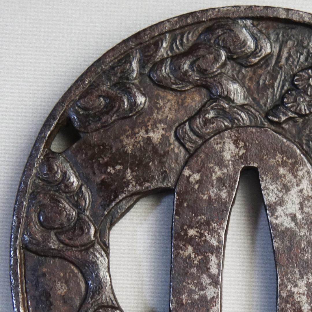 【岩窟賢人巻物図鍔 銅象嵌】 鍔 鐔 鉄地 刀装具 日本刀 武具 江戸 骨董