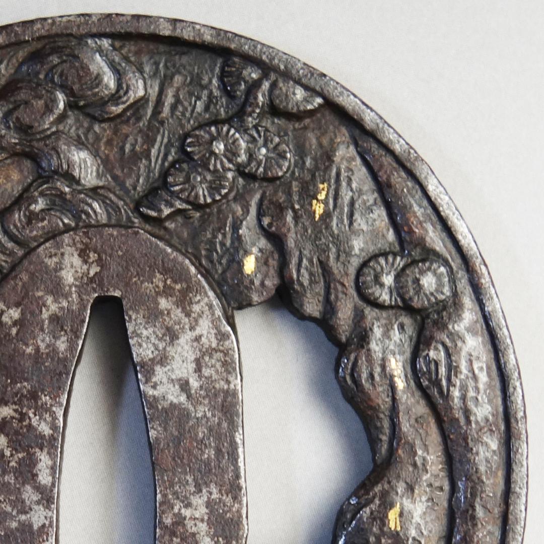 【岩窟賢人巻物図鍔 銅象嵌】 鍔 鐔 鉄地 刀装具 日本刀 武具 江戸 骨董