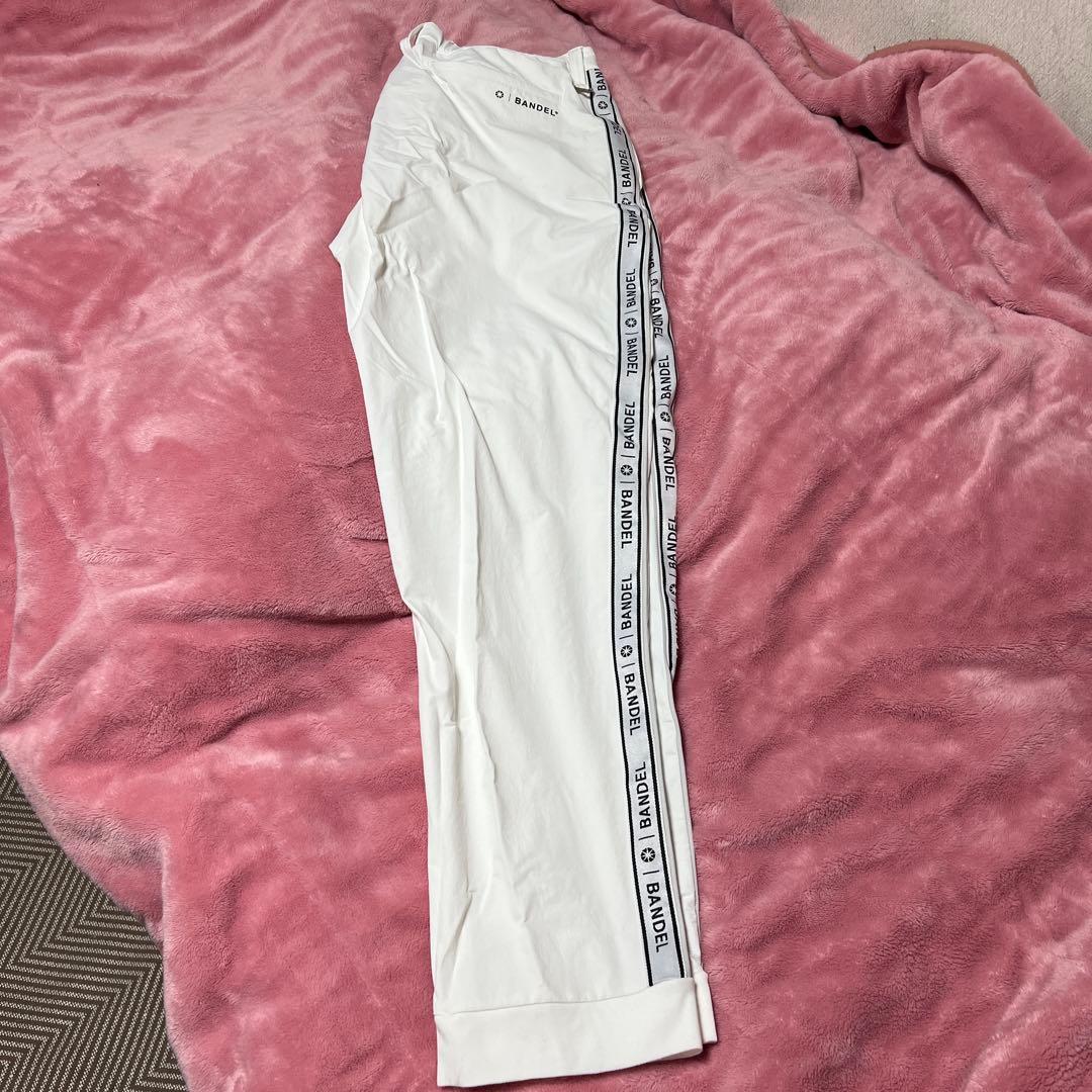 BANDEL ホワイトパンツ サイドロゴ入り