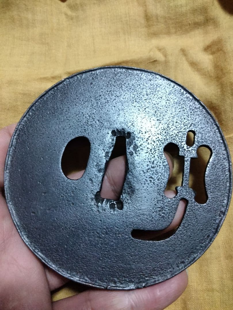 鉄地特大鍔　鐔　(甲冑師　軍配透かし)　室町時代〜江戸時代　箱付き