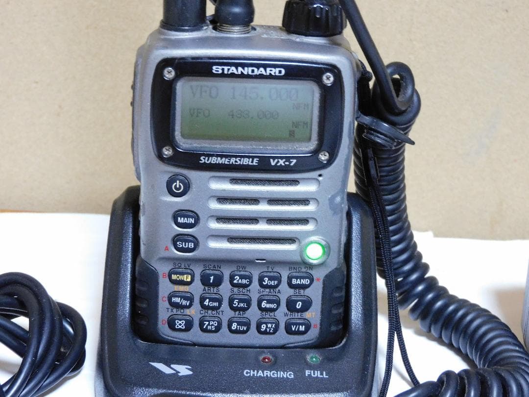STANDARD製50/144/430MHz帯アマチュア無線ハンディ機VX-7