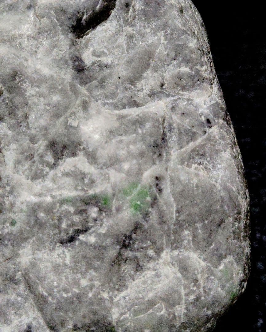 ★翡翠原石★糸魚川硬玉【小滝・川ズレ・底カット】