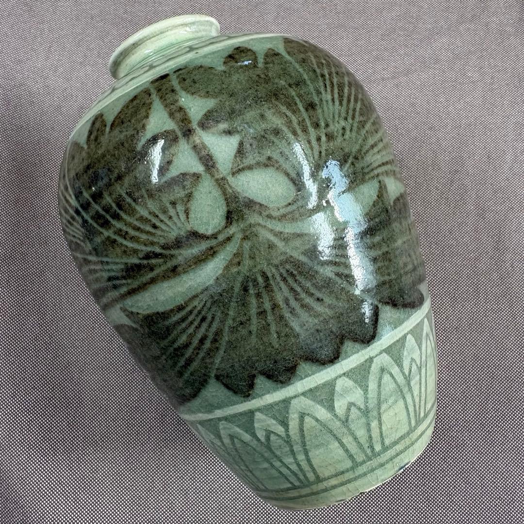 韓国青磁の花瓶　韓国の工芸品 花器　約15.5㎝