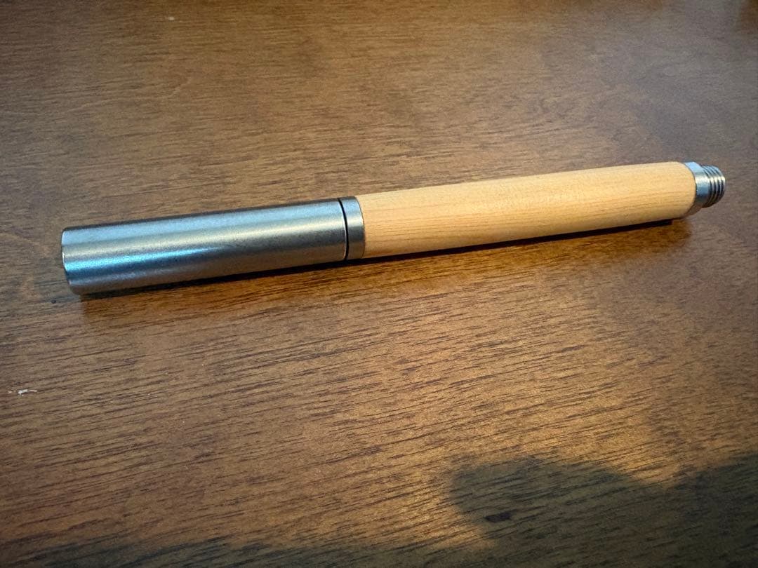 木製ハンドルの万年筆