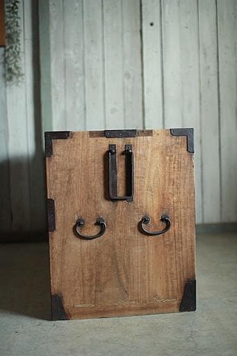 味のある丸金具時代箪笥　扉付き　刀箪笥　タンス　収納　古家具　古民家　時代家具