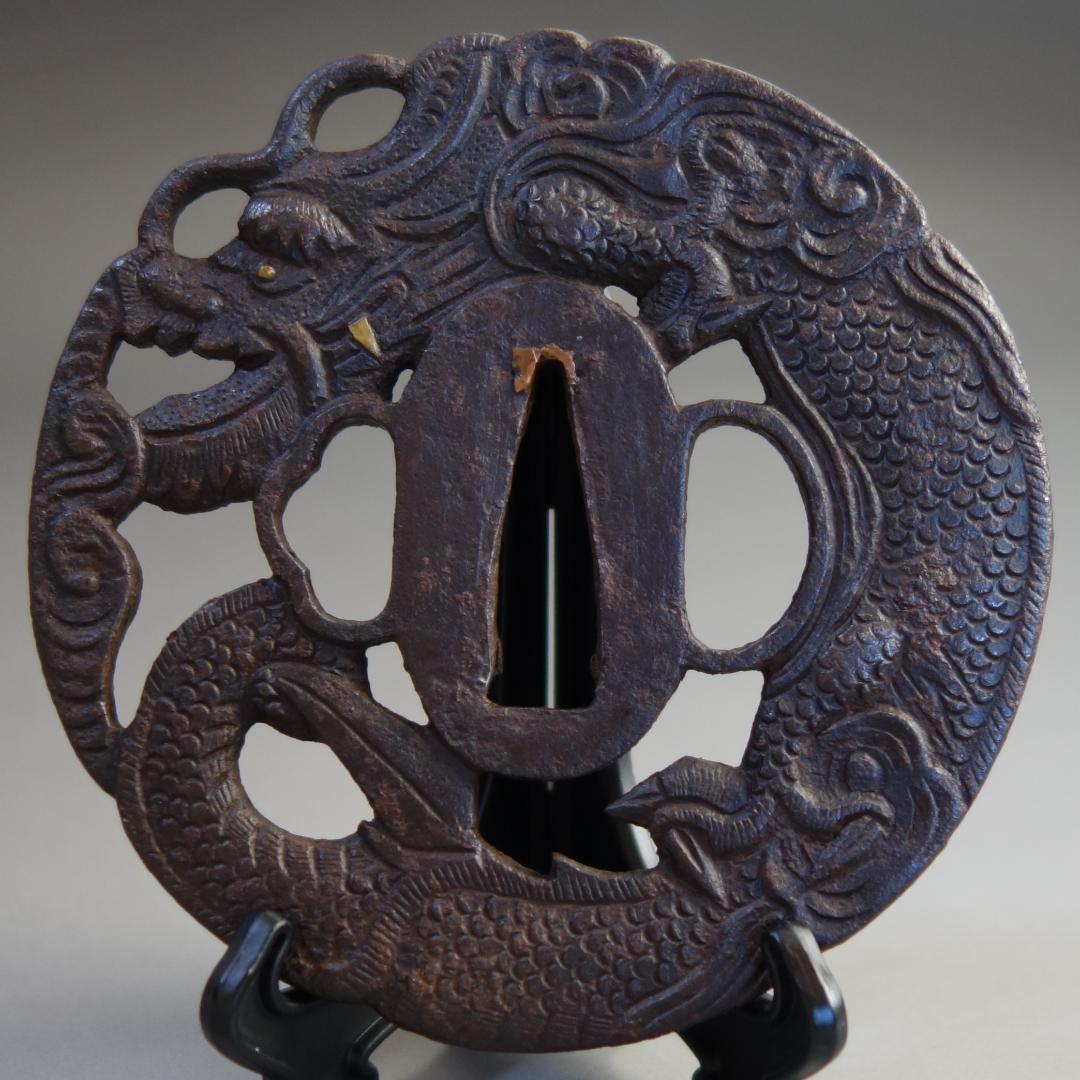 【 在銘 越前住記内 雲龍透鍔 】(鍔箱・布団付) 鍔 鐔 刀装具 武具 骨董