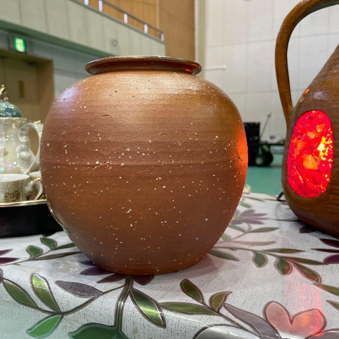 信楽焼の山と松の彫刻花瓶