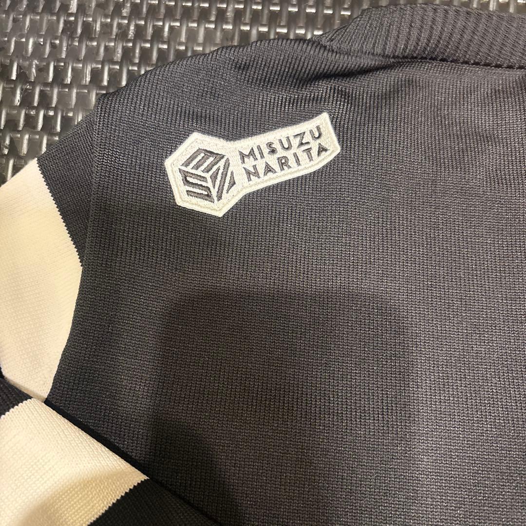 black&white ストラップニット