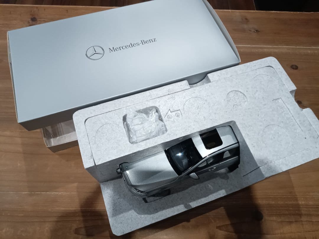 1/18 メルセデスベンツ　Cクラス　W205 前期　シルバー　ミニカー