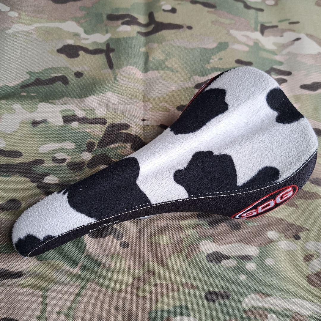 SDG サドル　牛柄　ブルーラグ