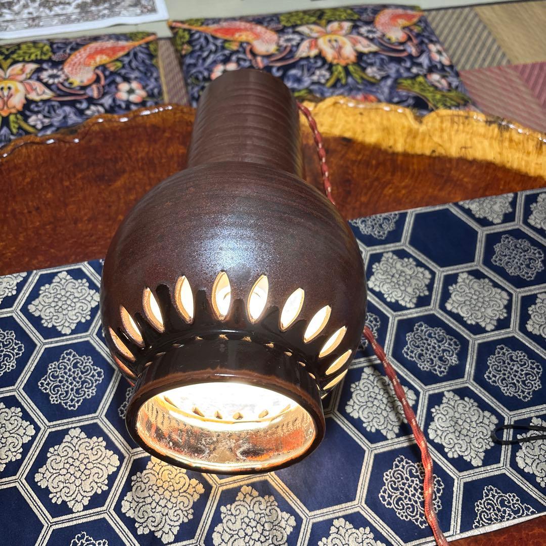 陶器製の茶色の照明器具