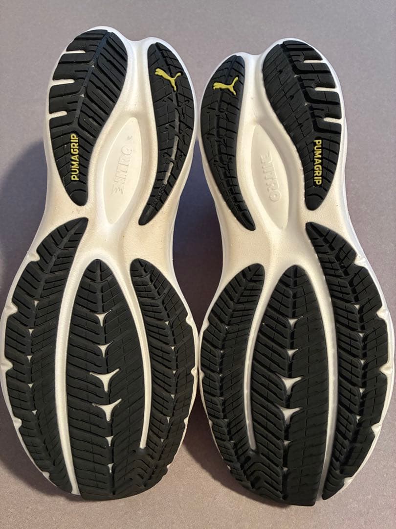 PUMA x charbon ヴェロシティ ニトロ 4 ランニングシューズ