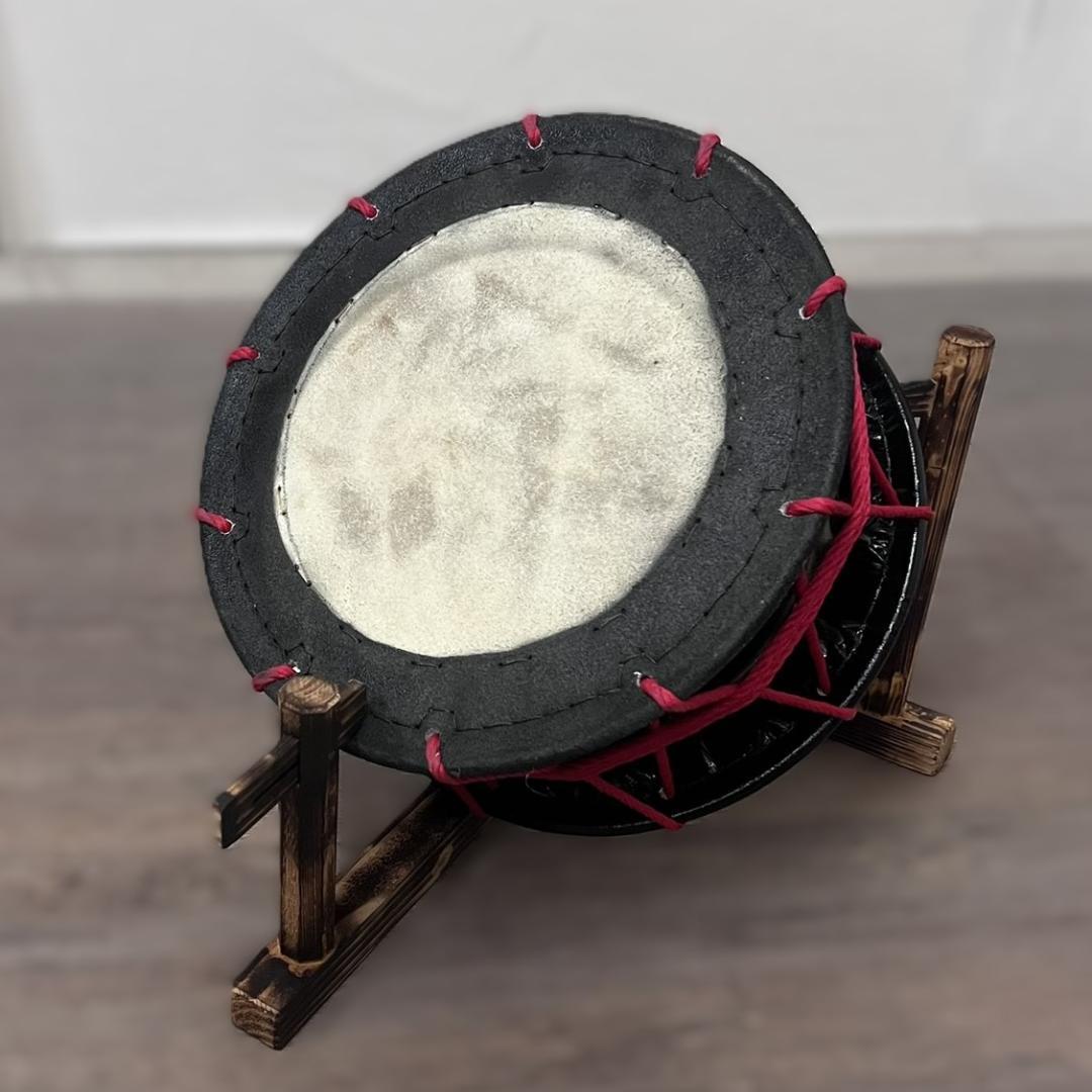 【新品】【蔵出し】締め太鼓 牛革 和太鼓 バチ付 台付 平太鼓 入門用