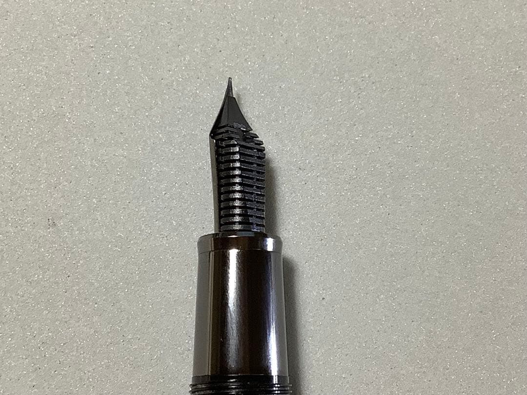 セーラーの万年筆　ブラックラスター　ペン先: EF 【不良個所あり】