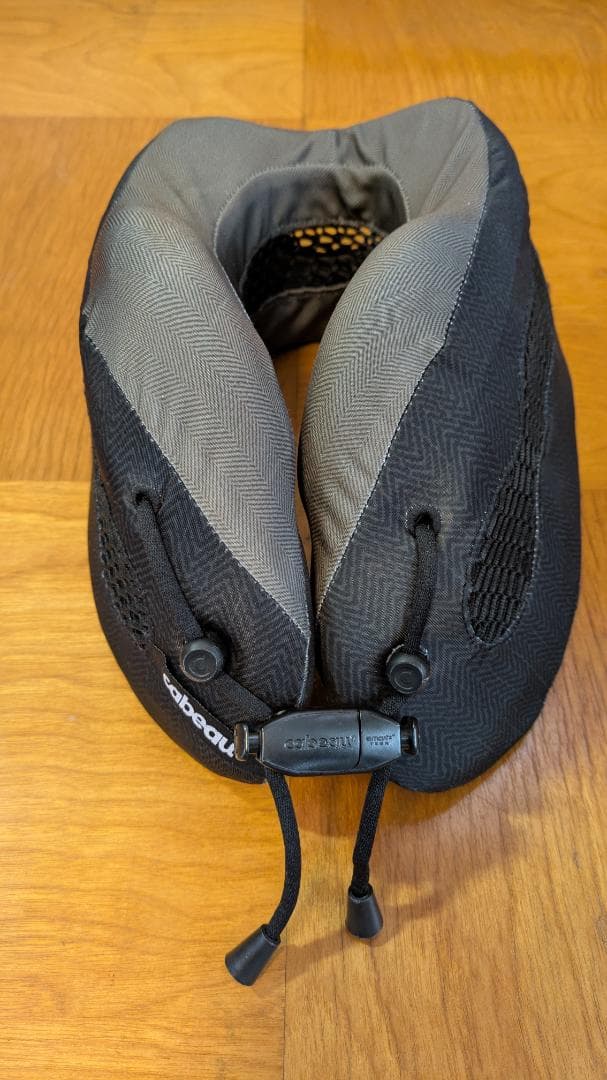 ネックピロー Cabeau Evolution Cool neck pillow